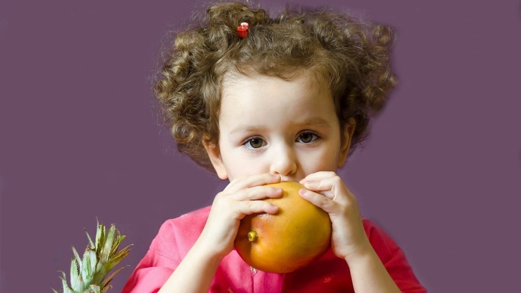 انبه از چند ماهگی به نوزاد بدهیم؟ راهنمای کامل تغذیه نوزاد با انبه