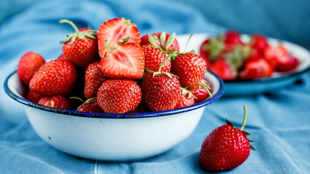 توت فرنگی برای چی خوب است؟ ۸ فایده علمی + پاسخ به سوالات